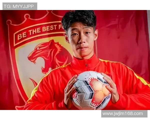 足球场上最刚毅球星的传奇故事与不屈精神展现